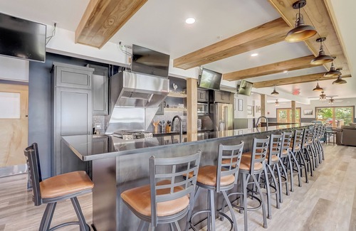 Markesan Casa | Lakefront! Huge Game RM + Chefs Kitchen! Sleep 40!