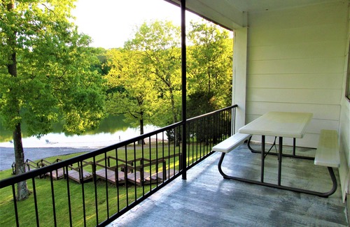 Almo Condominio | Lakefront, Jet ski, kayak,or pontoon rentals. Right on the beach!!!