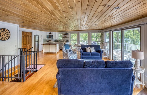Sherwood Forest Casa | Lakefront Jewel By: Evergreen Home
