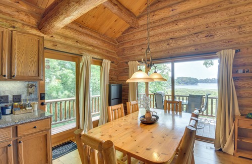 Jones Cabina | Lakefront Jones Cabin w/ Private Dock & Game Room!