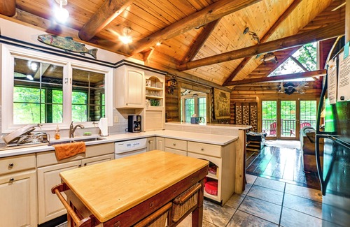 Kuttawa Cabina | Lakefront Kuttawa Cabin w/Private Dock & Hot Tub!