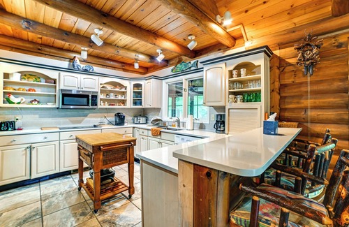 Kuttawa Cabina | Lakefront Kuttawa Cabin w/Private Dock & Hot Tub!