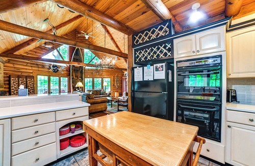 Kuttawa Cabina | Lakefront Kuttawa Cabin w/Private Dock & Hot Tub!