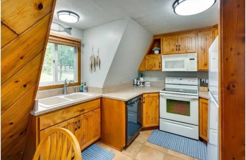 Hamlin County Cabina | Lakefront Lake Poinsett Cottage with Private Beach