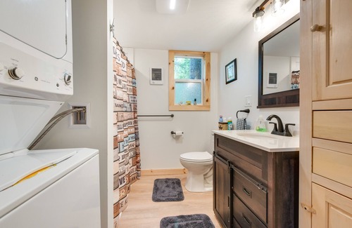 Limerick Cabaña | Lakefront Limerick Cottage w/ Private Beach!