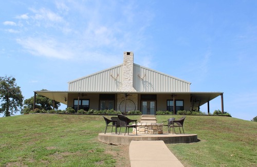Grapeland Casa | Texas- Casa de reunión de estilo europeo con fachada de lago ¡Perfecto para grupos!