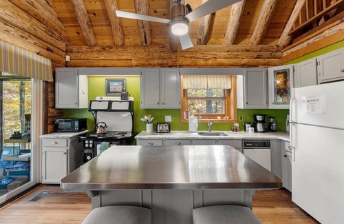 Kabletown Cabina | Lakefront Log Cabin w/ Dreamy Waterfront Patio!