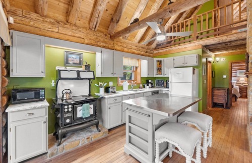Kabletown Cabina | Lakefront Log Cabin w/ Dreamy Waterfront Patio!