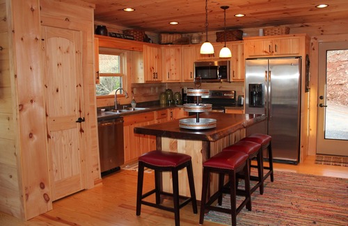 Valdese Cabina | Lakefront Log Cabin con muelle privado en el lago Rhodhiss con kayaks y paddleboard