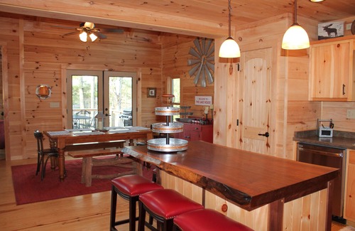 Valdese Cabina | Lakefront Log Cabin con muelle privado en el lago Rhodhiss con kayaks y paddleboard