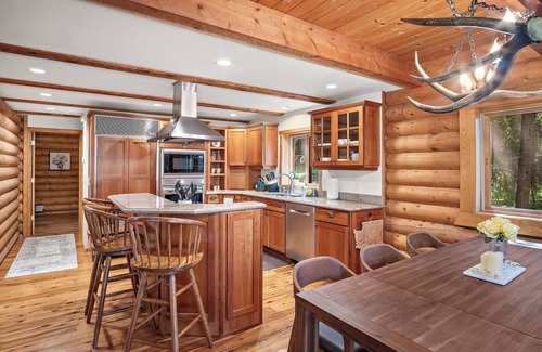 Cle Elum Cabina | Lakefront Log Cabin with Hot Tub/Huge Game Room