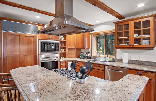 Cle Elum Cabina | Lakefront Log Cabin with Hot Tub/Huge Game Room