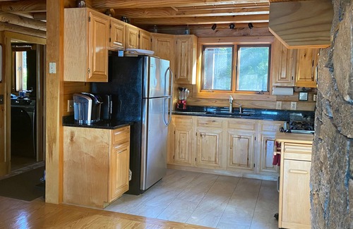 Bridgton Cabina | Propiedad histórica y casa de troncos renovada, a solo 12 pies del lago