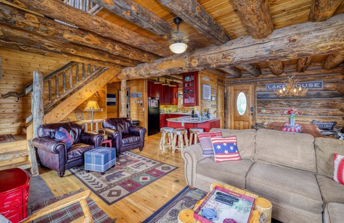 Grand Lake Casa | Lakefront Log Home en el muelle privado de Shadow Mountain Lake para pescar o navegar (no se admiten mascotas)