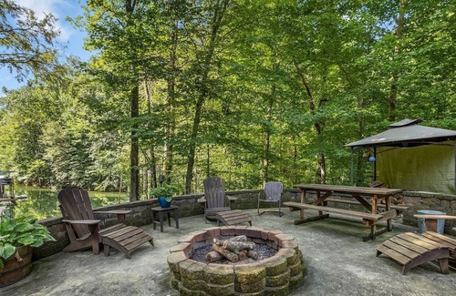 Tazewell Casa | Lakefront log home with private dock and cove