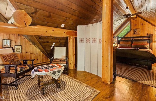 Tazewell Casa | Lakefront log home with private dock and cove