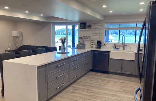 Shawnigan Lake Casa | Lakefront lower suite with sport court, Hot tub! Family Friendly and sleeps 8!