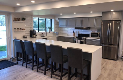 Shawnigan Lake Casa | Lakefront lower suite with sport court, Hot tub! Family Friendly and sleeps 8!