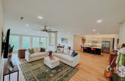 Bronston Condominio | Lakefront Luxe! 3-bedroom 3-Bath condo with lake view in enchanting Woodson Bend