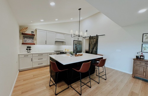 Bronston Condominio | Lakefront Luxe! 3-bedroom 3-Bath condo with lake view in enchanting Woodson Bend