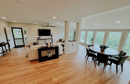 Bronston Condominio | Lakefront Luxe! 3-bedroom 3-Bath condo with lake view in enchanting Woodson Bend