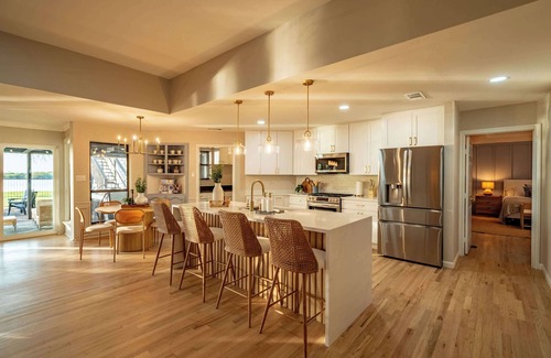 Rowlett Casa | Lakefront Luxe 5BR 2Bath Home with Pool & Hot Tub