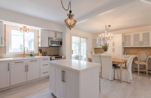 Greater Napanee Casa | Lakefront "Luxury" Fully Equipped Cottage with game room & deck.