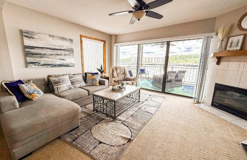 Lake Ozark Casa | Lakefront Luxury 2bd2ba Condo At The Falls-7pp