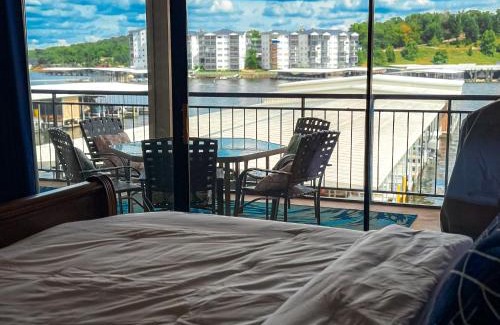 Lake Ozark Casa | Lakefront Luxury 2bd2ba Condo At The Falls-7pp