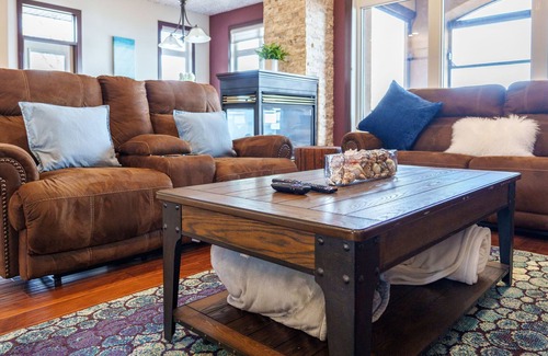 Central Alberta Cabina | Lakefront Luxury Home|AC|Fireplace|Two Ensuites