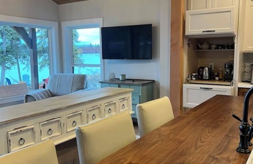 Sheridan Lake Casa | Lakefront Luxury