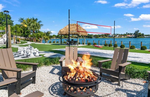 Ludlam Casa | Lakefront Luxury Retreat – 7BR Paradise Escape