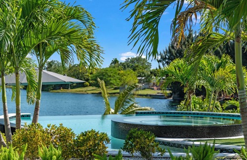 Ludlam Casa | Lakefront Luxury Retreat – 7BR Paradise Escape