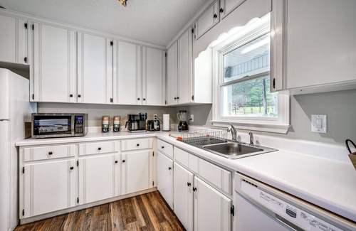 Milledgeville Casa | Lakefront Milledgeville Home w/ Private Dock!