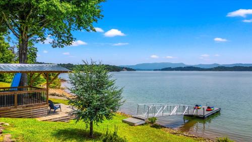 Dandridge Casa | Lakefront Mountain Oasis