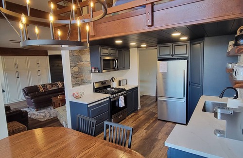 June Lake Apartamento | Lakefront Mountain Retreat, Lake views, Newly Renovated, Dogs Welcome