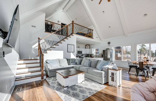 New London Casa | Lakefront New London Retreat w/ Dock & Hot Tub!