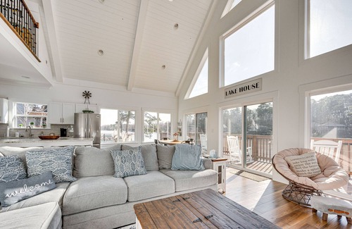 New London Casa | Lakefront New London Retreat w/ Dock & Hot Tub!