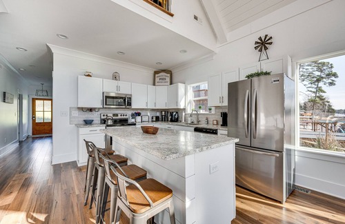 New London Casa | Lakefront New London Retreat w/ Dock & Hot Tub!