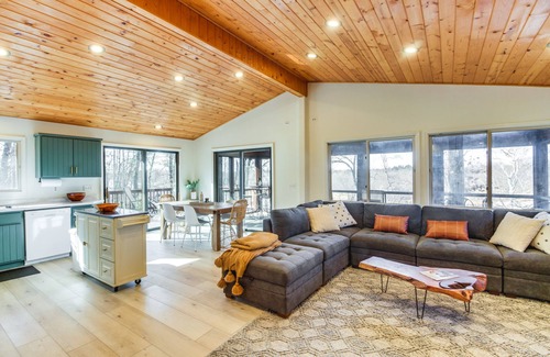 Lake Shore Cabina | Lakefront Nisswa Home w/ Deck & Screened Porch