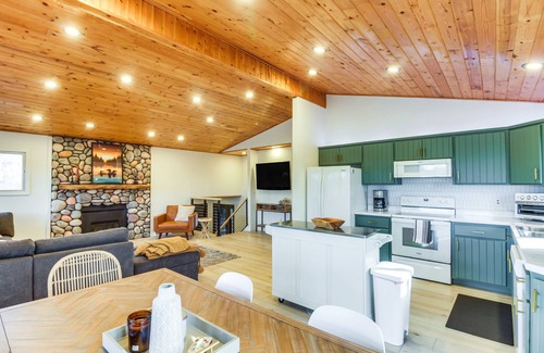 Lake Shore Cabina | Lakefront Nisswa Home w/ Deck & Screened Porch