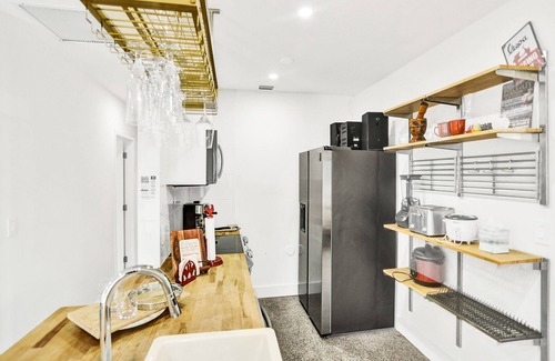 West Park Casa | Lakefront Oasis: Pool, Kayak & Beach Volleyball