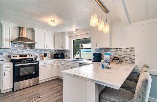 Dandridge Casa | Lakefront Oasis- Steps to Water- Private Boat Ramp