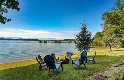 Dandridge Casa | Lakefront Oasis- Steps to Water- Private Boat Ramp