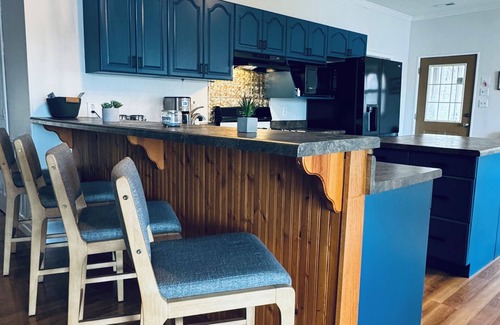 Oconee County Apartamento | Lakefront Oasis with Large Dock, Pet Friendly!