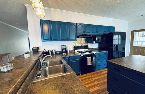 Oconee County Apartamento | Lakefront Oasis with Large Dock, Pet Friendly!