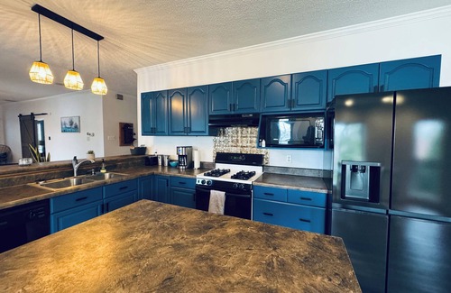 Oconee County Apartamento | Lakefront Oasis with Large Dock, Pet Friendly!