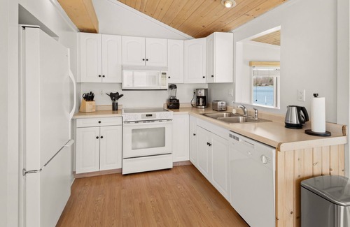 Niles Cabaña | Lakefront Oasis with private beach and dock in Southwest Michigan!