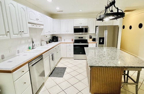 Lake Oconee Casa | Lakefront Oconee Cottage with Hot Tub and Boat