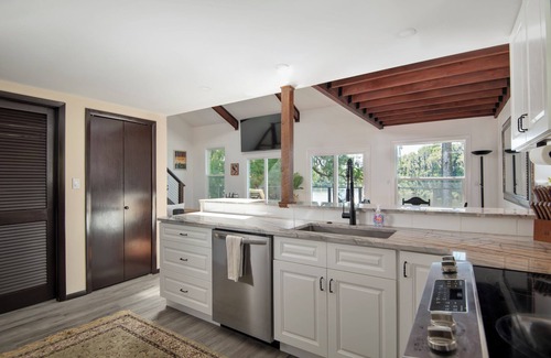 Lake Keystone Casa | Lakefront Odessa/Tampa! Treehouse, Dock, Canoes, Fishing, Jacuzzi on site!